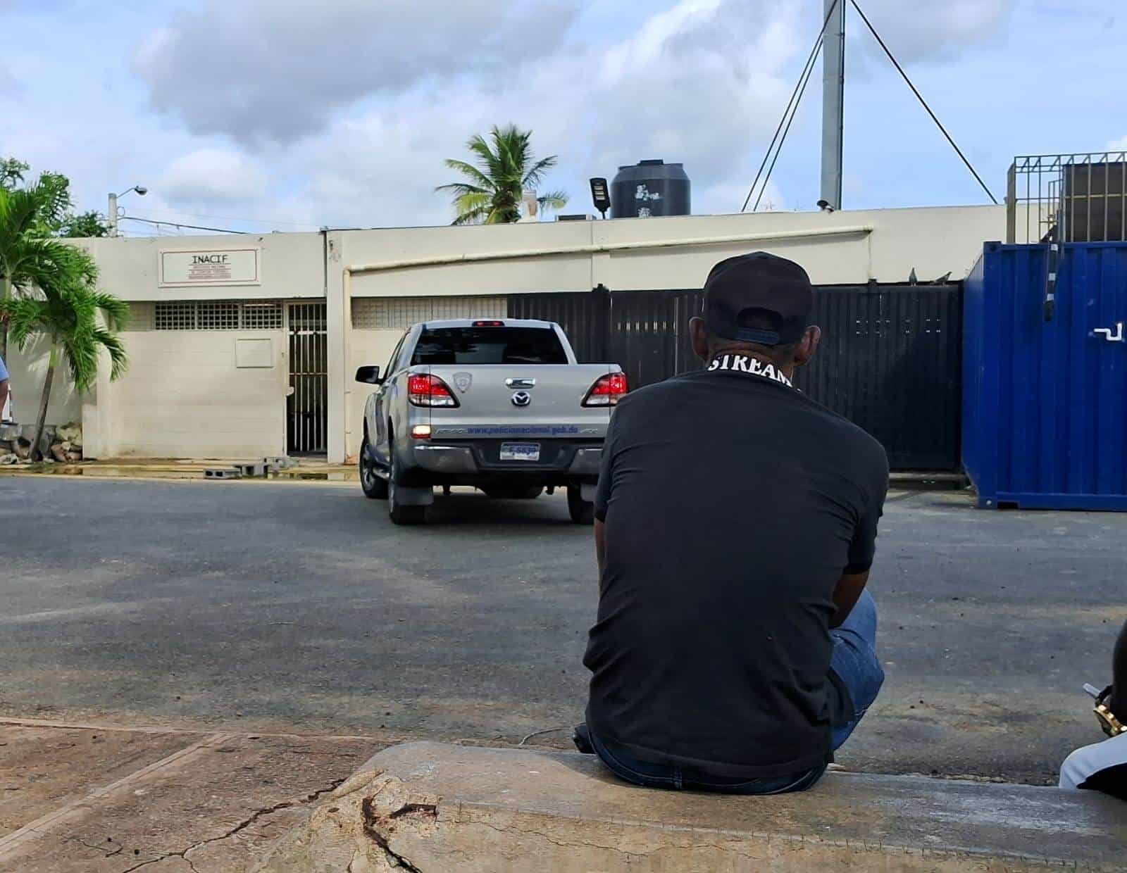 Persona en espera de información del cadaver de un familia.