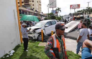 Mujer muere al ser arrastrada por una camioneta en la avenida Máximo Gómez Mujer muere al ser arrastrada por una camioneta en la avenida Máximo Gómez