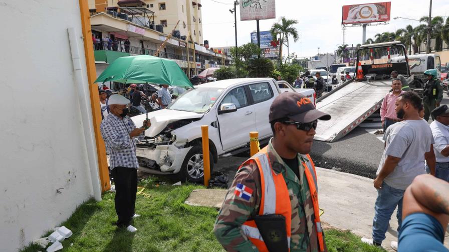 Mujer muere al ser arrastrada por una camioneta en la avenida Máximo Gómez