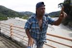 Estamos presos aquí, señalan comunitarios de Guayabal tras colapso de un puente en Azua Estamos presos aquí, señalan comunitarios de Guayabal tras colapso de un puente en Azua