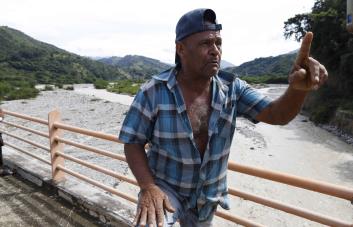 Estamos presos aquí, señalan comunitarios de Guayabal tras colapso de un puente en Azua