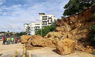 Farallón colapsa cerca del puente flotante y cierran ese tramo