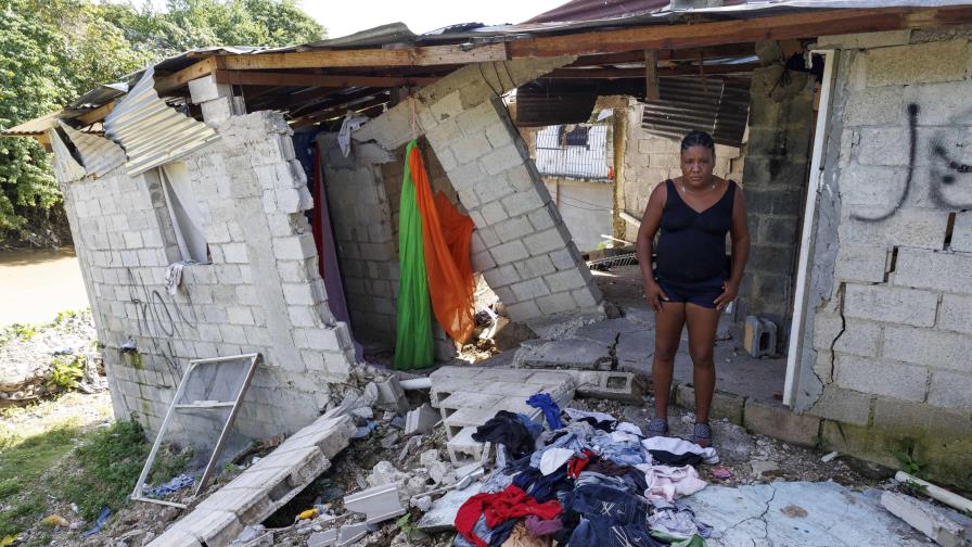 Fue a cuidar a un familiar a Samaná  y cuando regresó encontró su vivienda colapsada en San Cristóbal