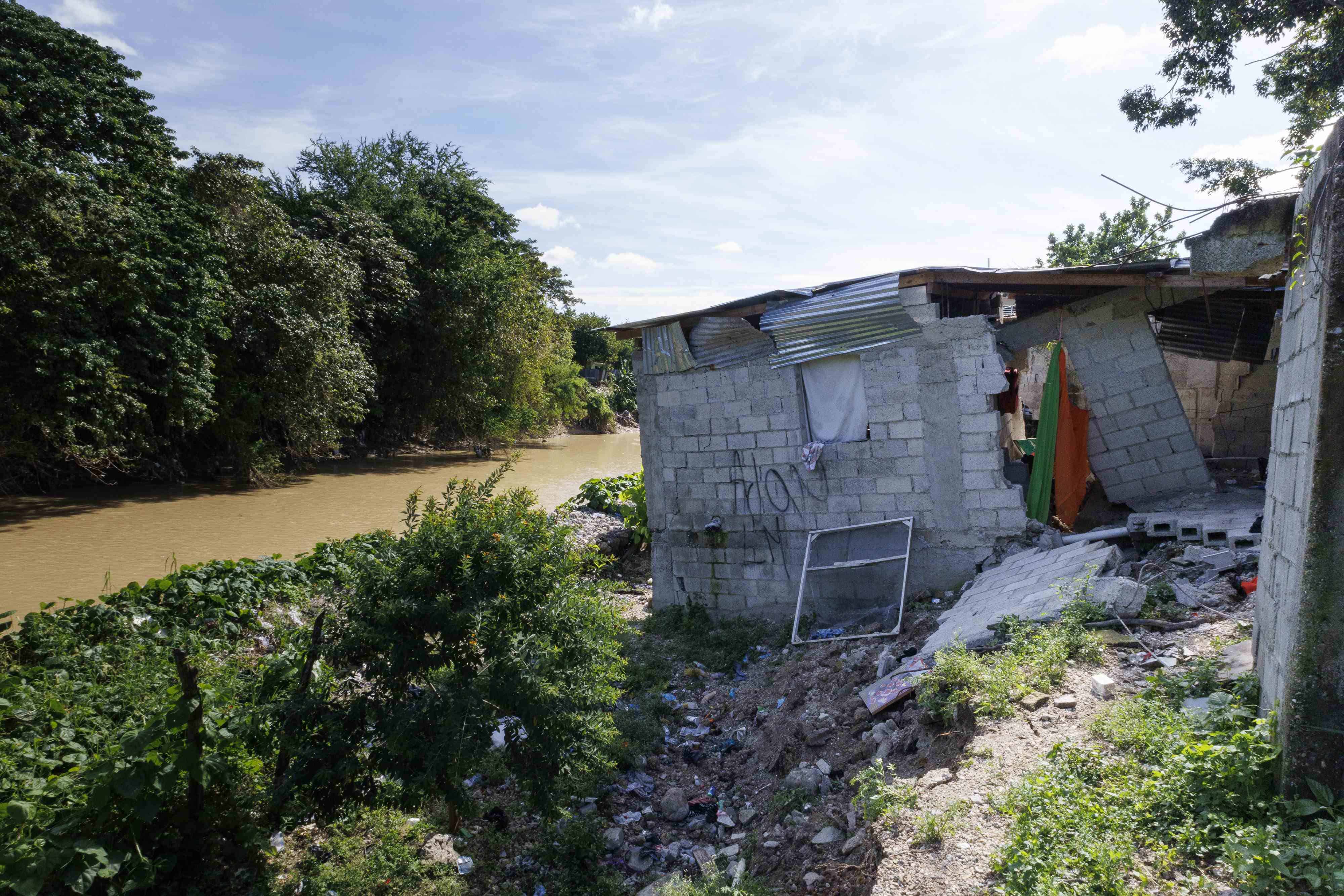 Yanny pide ayuda para poder recostruir su vivienda. 