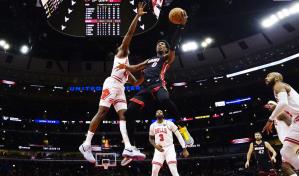 Con 21 puntos de Adebayo, el Heat le pasa por encima a Bulls en su casa