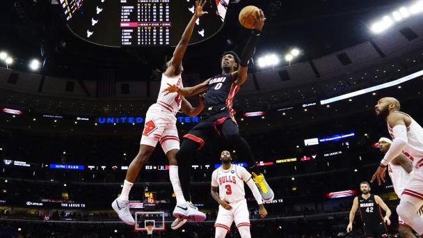Con 21 puntos de Adebayo, el Heat le pasa por encima a Bulls en su casa