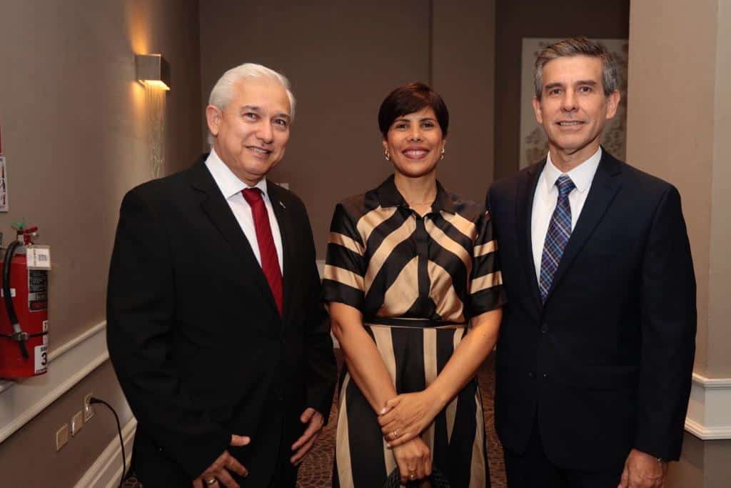 Hernando Rojas Lazo, Yasara Dipp y Manuel Beraun.