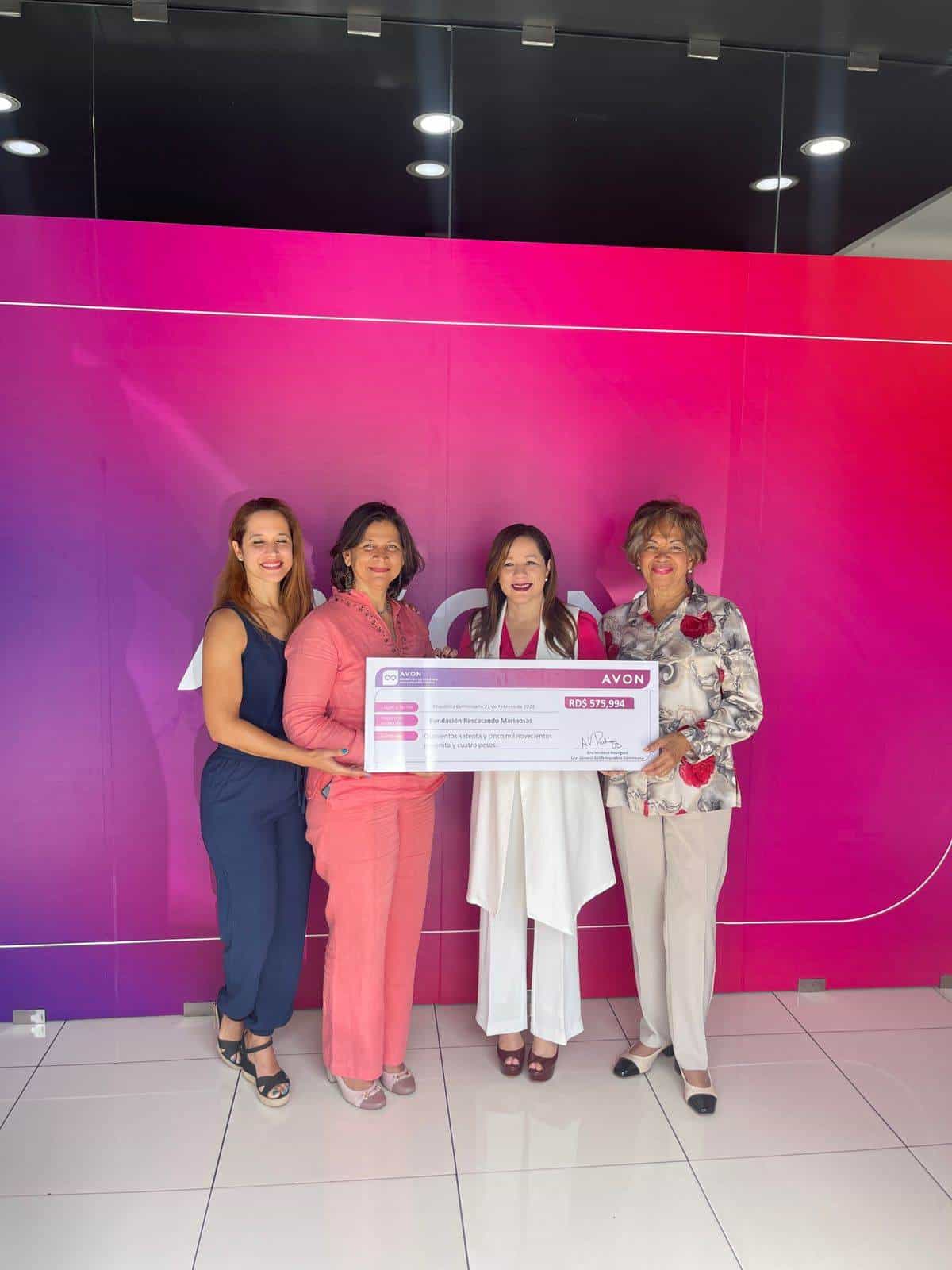 Avon entrega donaciones a Rescatando Mariposas.
