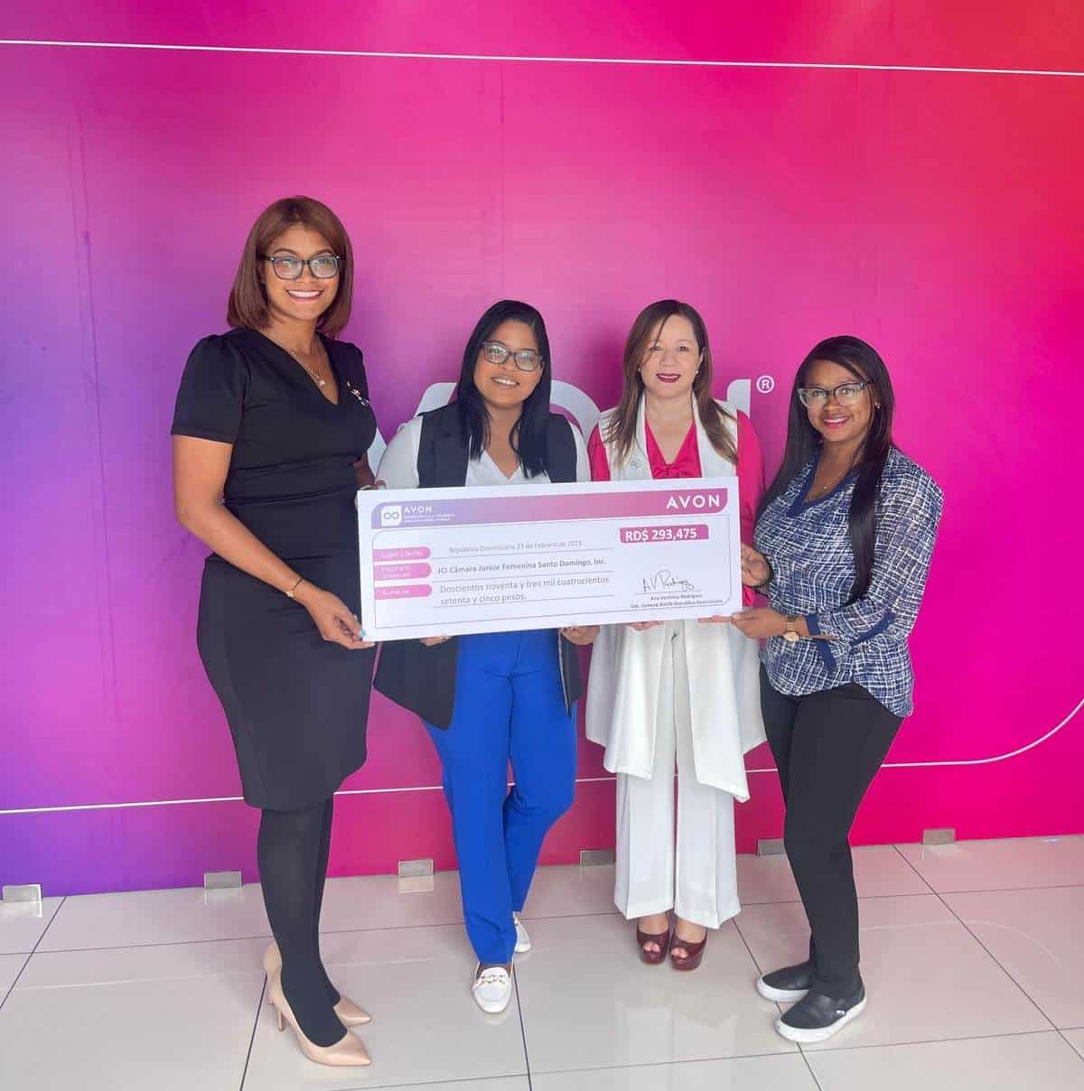 Avon entrega donaciones a Cámara Junior Femenina.