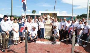Desvelan busto en homenaje a Rufino de la Cruz Disla