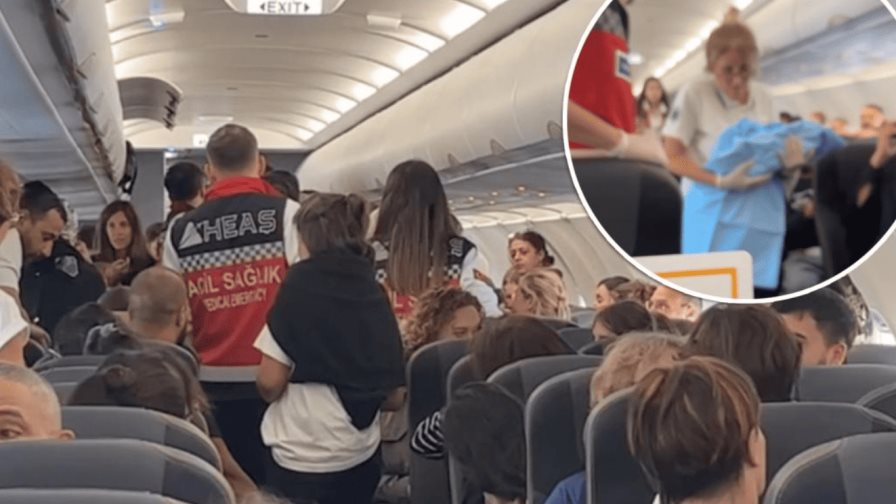 Mujer da a luz en avión mientras los pasajeros sorprendidos observan