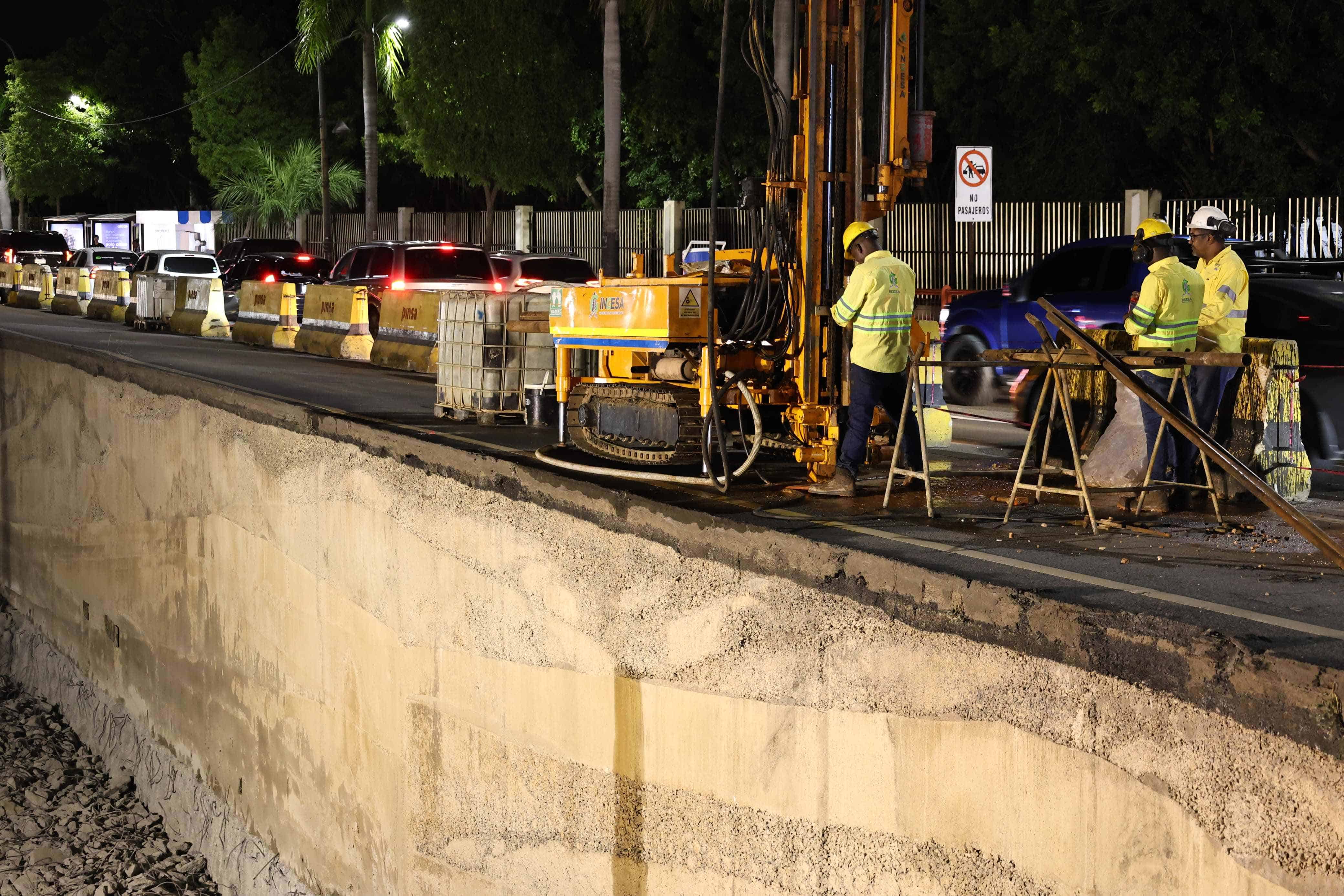 Obreros trabajan día y noche en el tramo del paso a desnivel.