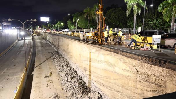 Continúa eliminación de paredes y estudio de suelo en paso desnivel de la 27 de Febrero