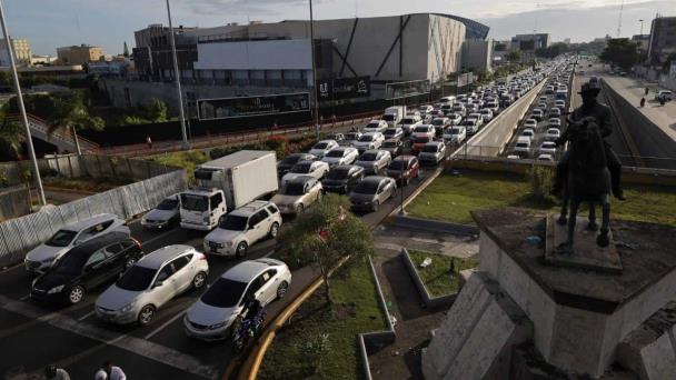 Construir más vías y transporte masivo, las soluciones de Abinader al problema de los tapones