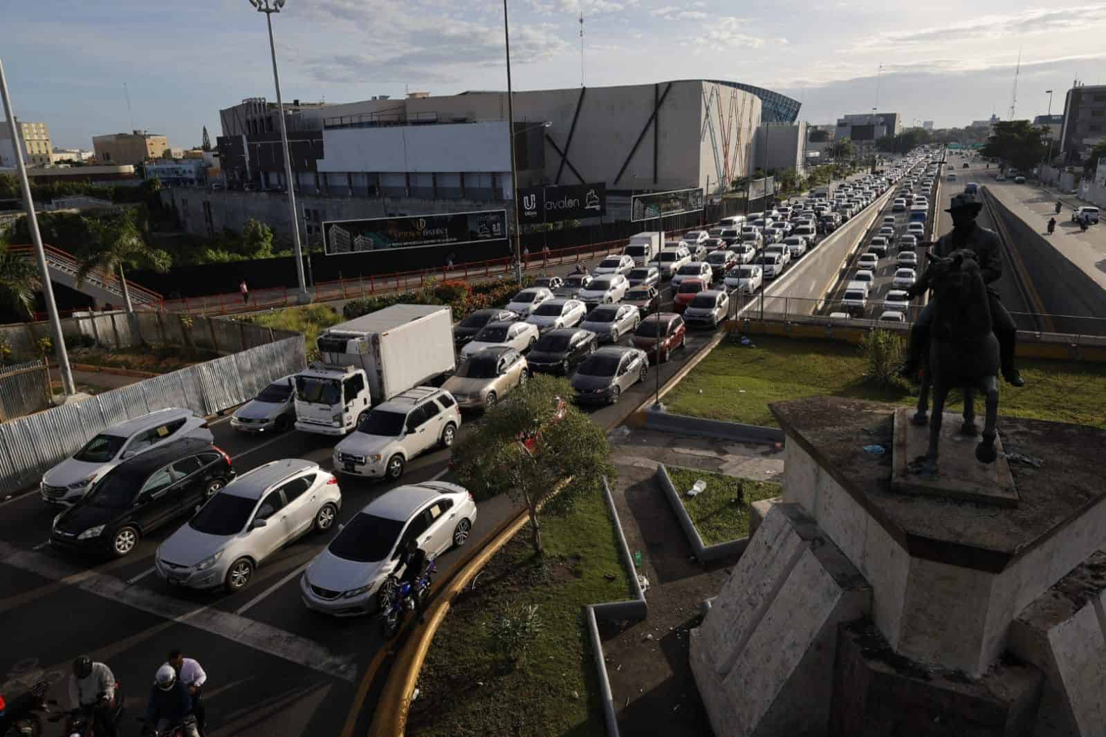 La intersección de la autopista John F. Kennedy y la avenida Máximo Gómez reflejó el tránsito pesado de Santo Domingo.