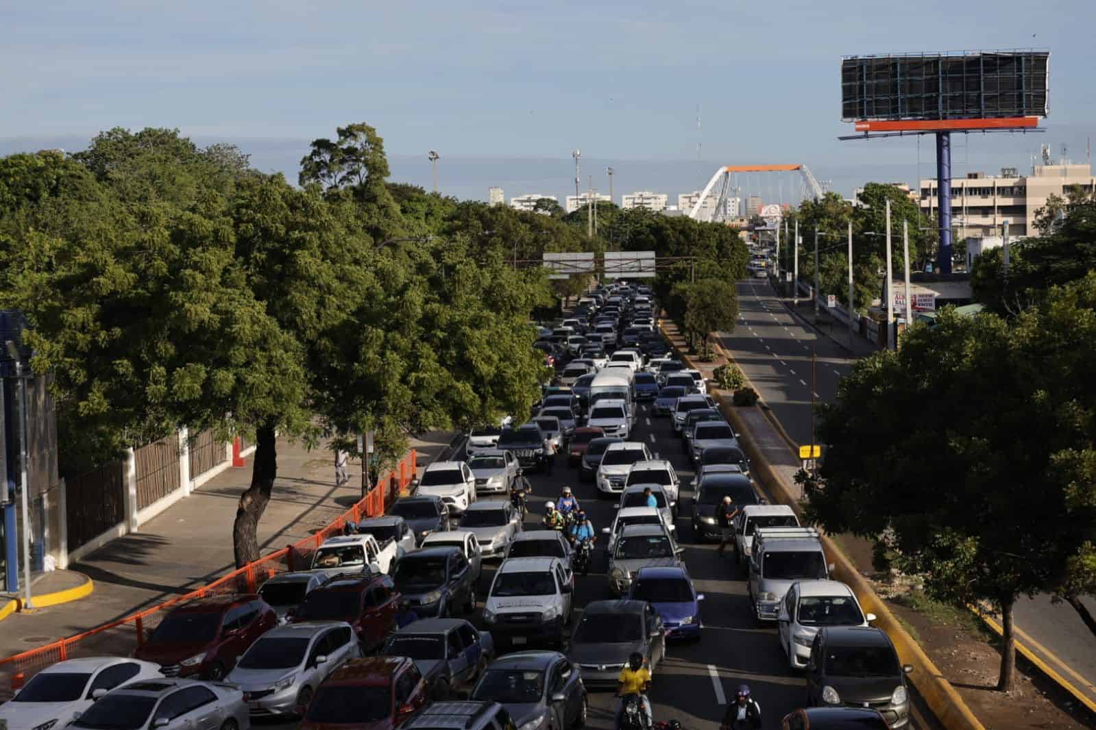 La avenida Máximo Gómez reflejó el tránsito pesado de Santo Domingo tras el colapso en el paso a desnivel de la avenida 27 de Febrero.