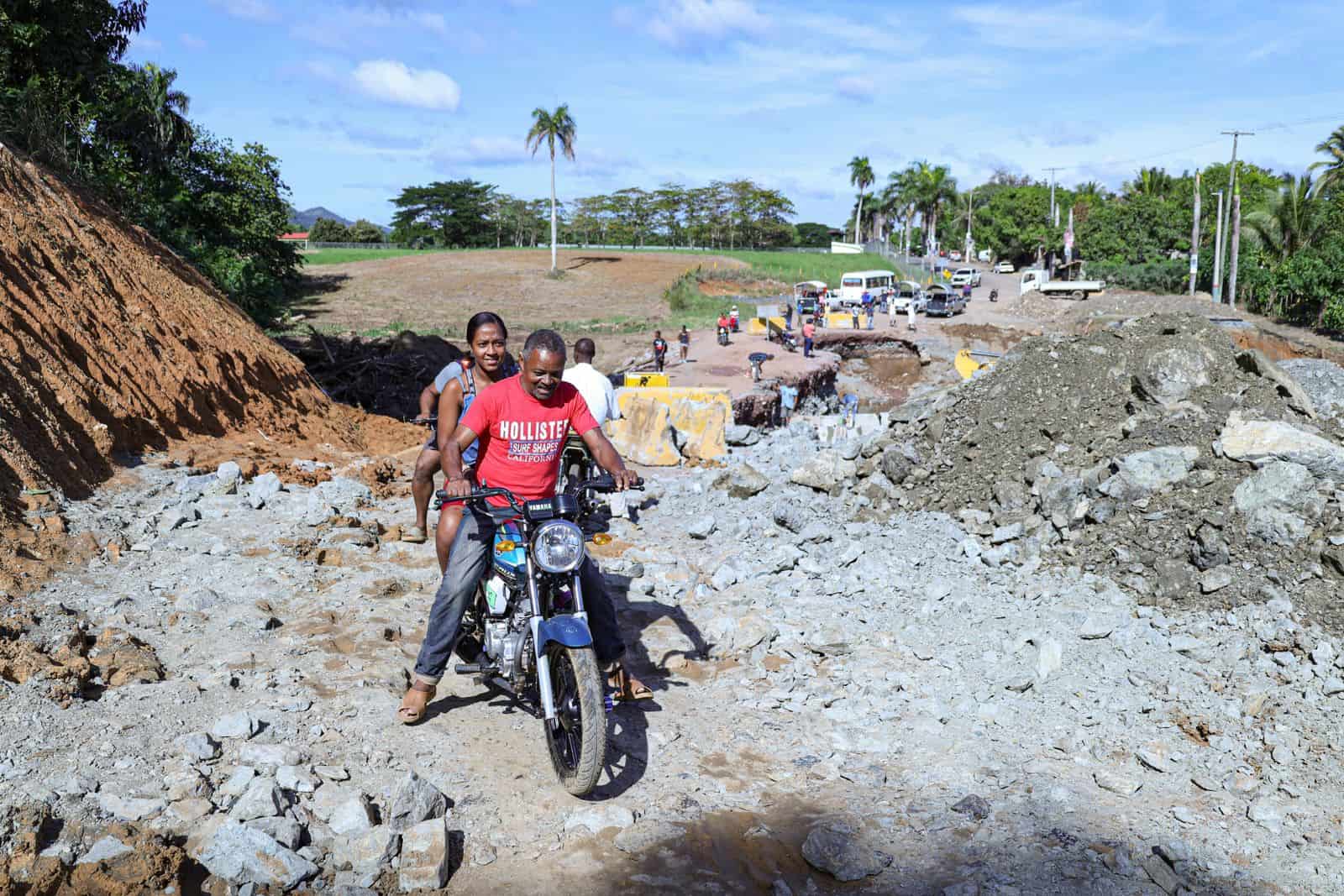 Un camino de piedras es la vía de acceso para los habitantes de Yamasá, tras la crecida del río La Leonora incomunicó a Yamasá de la provincia Santo Domingo a raíz de las lluvias del sábado.
