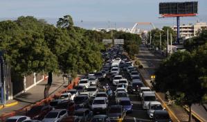 Caos en el tránsito persiste en avenida 27 de Febrero con Máximo Gómez tras derrumbe de muro