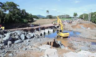 Crecida obliga a los yamasenses a caminar sobre lo que quedó del puente