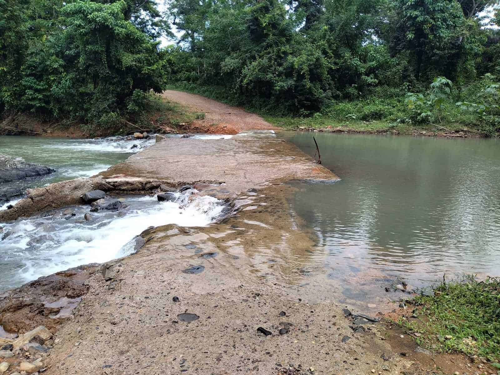 Camino en zona rural de Miches lleno de agua.