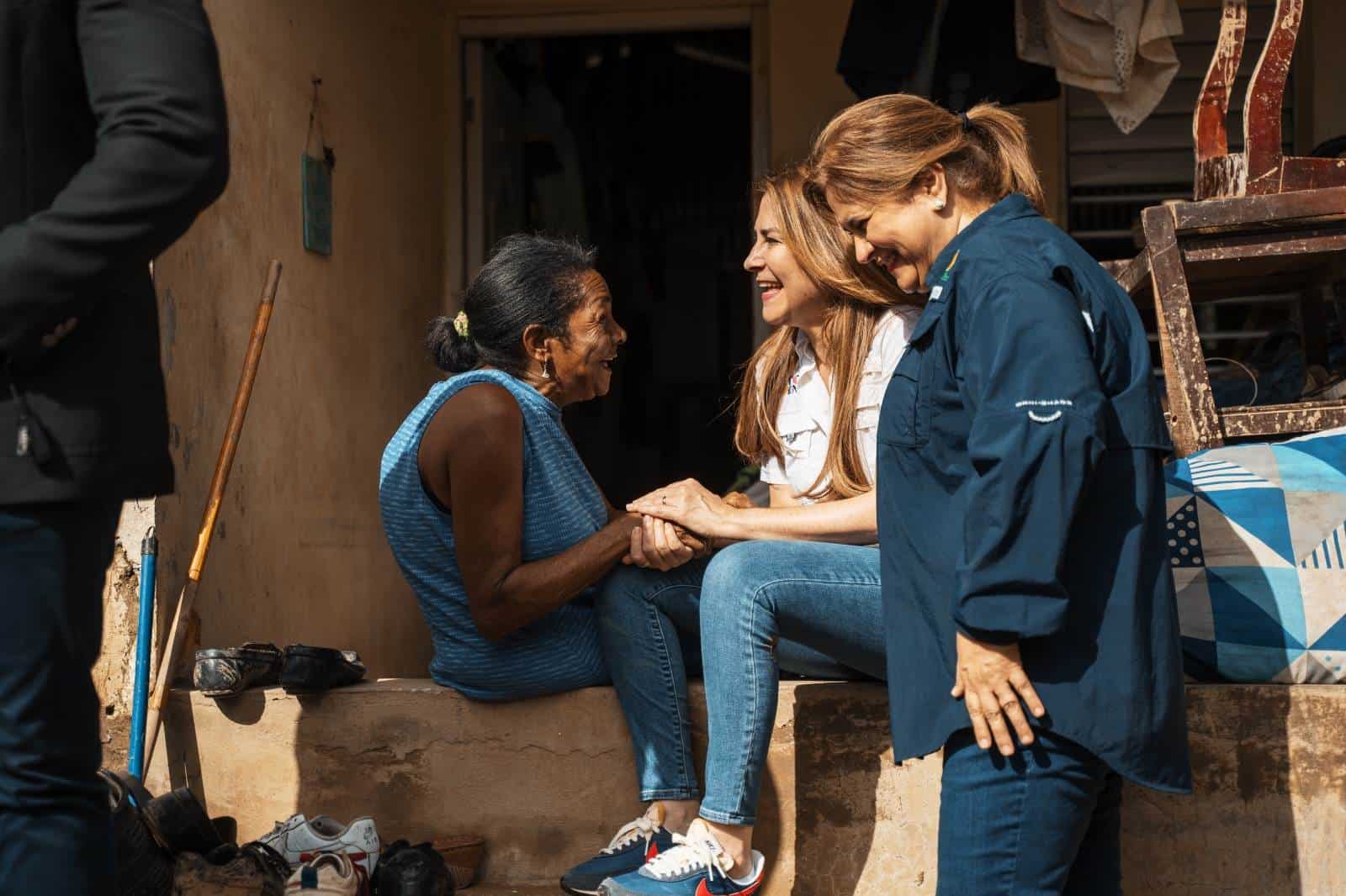 La alcaldesa del Distrito Nacional, Carolina Mejía conversando con una de las afectdas por las inundaciones del fin de semana.<br>