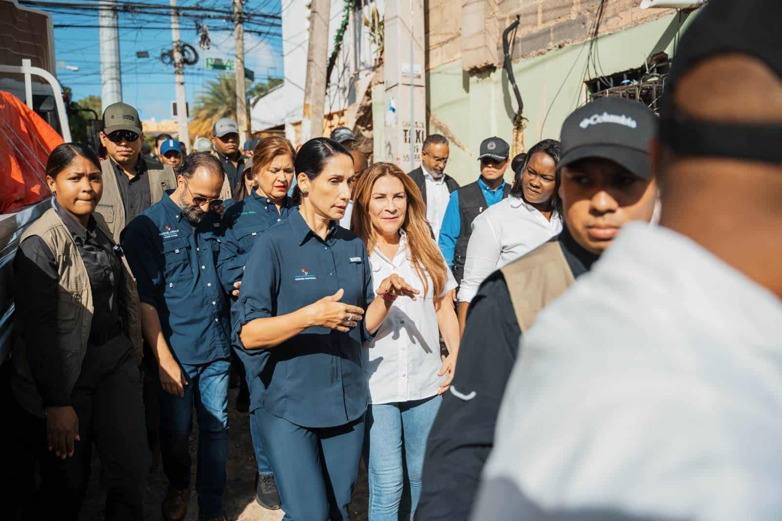 La alcaldesa del Distrito Nacional, Carolina Mejía, acompañada de la primera dama de la República, Raquel Arbaje en Los Girsaoles.<br>