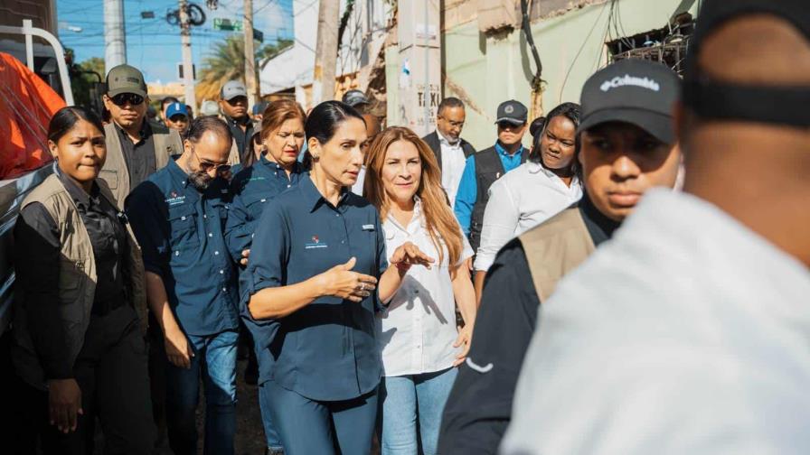 Carolina Mejía y primera dama Raquel Arbaje apoyan familias afectadas por inundaciones en Los Girasoles