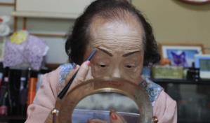 Una japonesa centenaria, la consejera de belleza más anciana del mundo