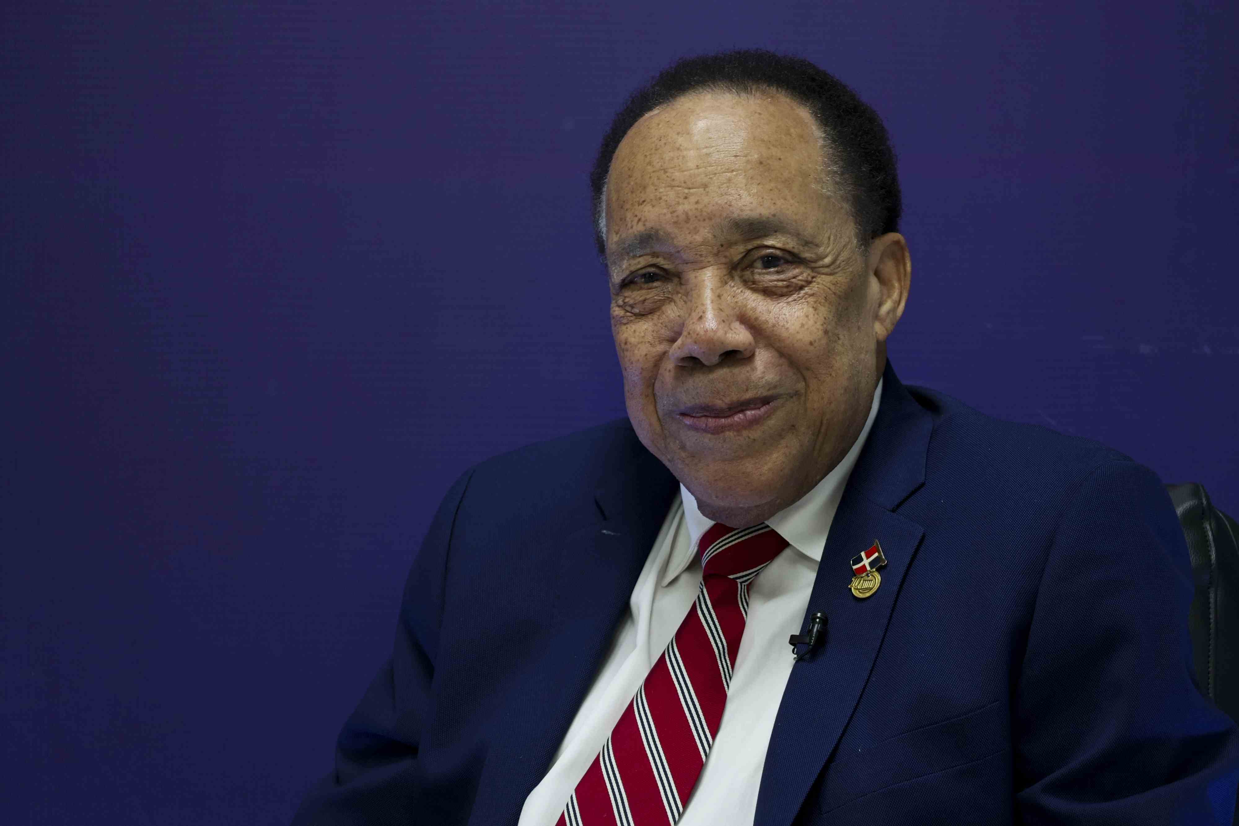 <div><strong>Rafael Díaz Filpo</strong></div><div><br></div><div><i>Juez primer sustituto </i><br></div><div><br></div><div><br></div>Apasionado de la Constitución y la jurisprudencia, la puntualidad y celeridad enarbolan su trayecto en el Tribunal Constitucional. Lo que hará tras ceder su cargo en el alto tribunal es compartir más con su familia y llenar de más amor a sus nietos. Indudablemente, no abandonará su pasión. Piensa abrir una oficina de consultoría para jueces, se dedicará a dictar conferencias sobre Derecho Constitucional, ya tiene varias en carpeta, así como un canal de Youtube para compartir con su público su amplia experiencia en la materia.