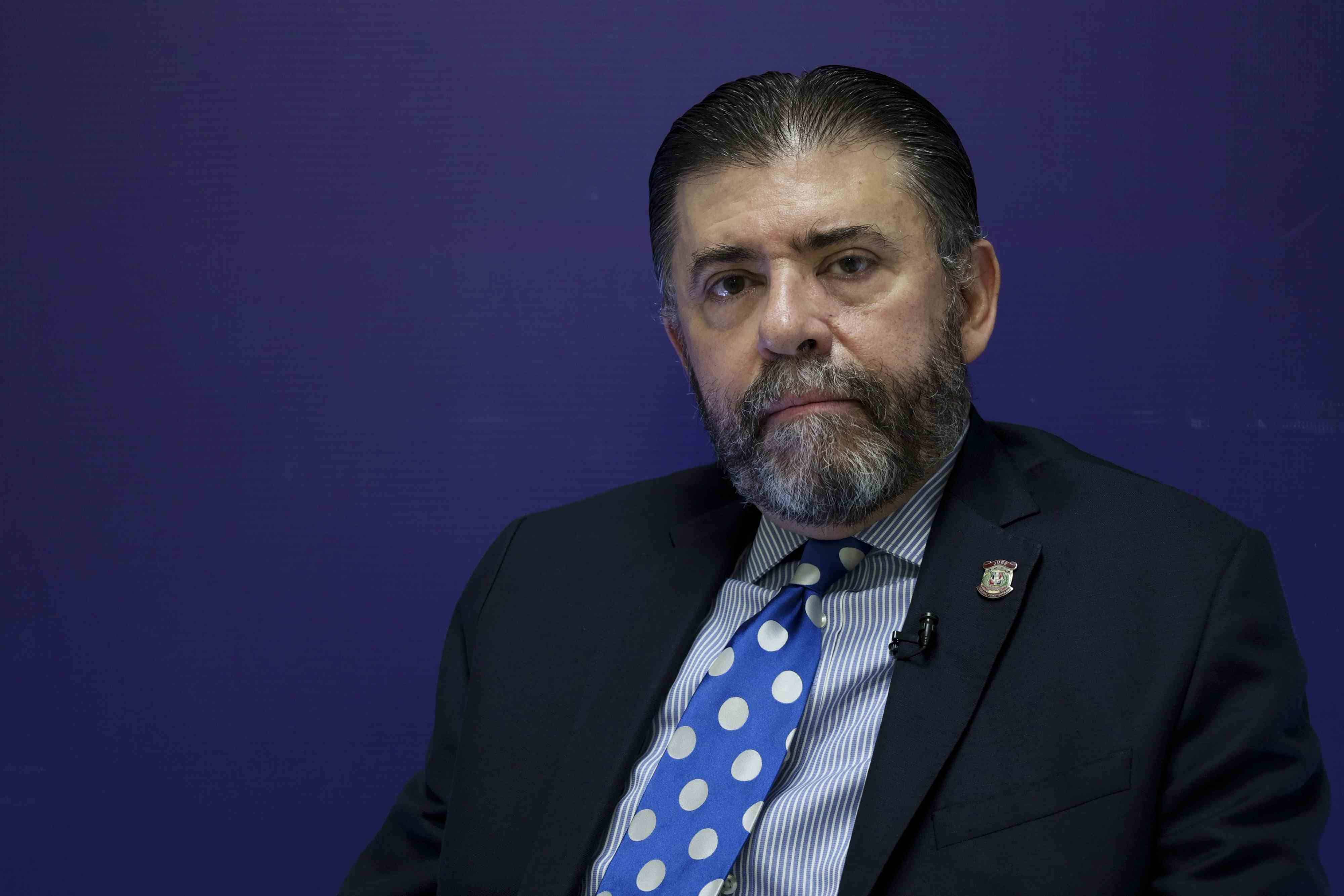 <div><strong>Justo Pedro Castellanos Khoury</strong></div><div><br></div><div><i>Juez</i></div><div><br></div><div><br></div>“Hablar más con la prensa”, restringir sus opiniones sobre acontecimientos de la vida nacional ha sido una de las limitaciones que tiene  como juez: “los jueces hablan por sentencias”, enfatizó. Fuera del Tribunal Constitucional Castellanos Khoury se proyectó como fuente de consulta en materia  del derecho y de la constitución.  “Quiero volver a mi ejercicio profesional, quiero volver a mi trabajo como escritor, tengo varios libros en carpeta, y tengo trabajado varios libros durante estos años  ya de carácter que no tienen que ver con el mundo jurídico y quiero terminarlos y a eso me quiero dedicar”, explicó.