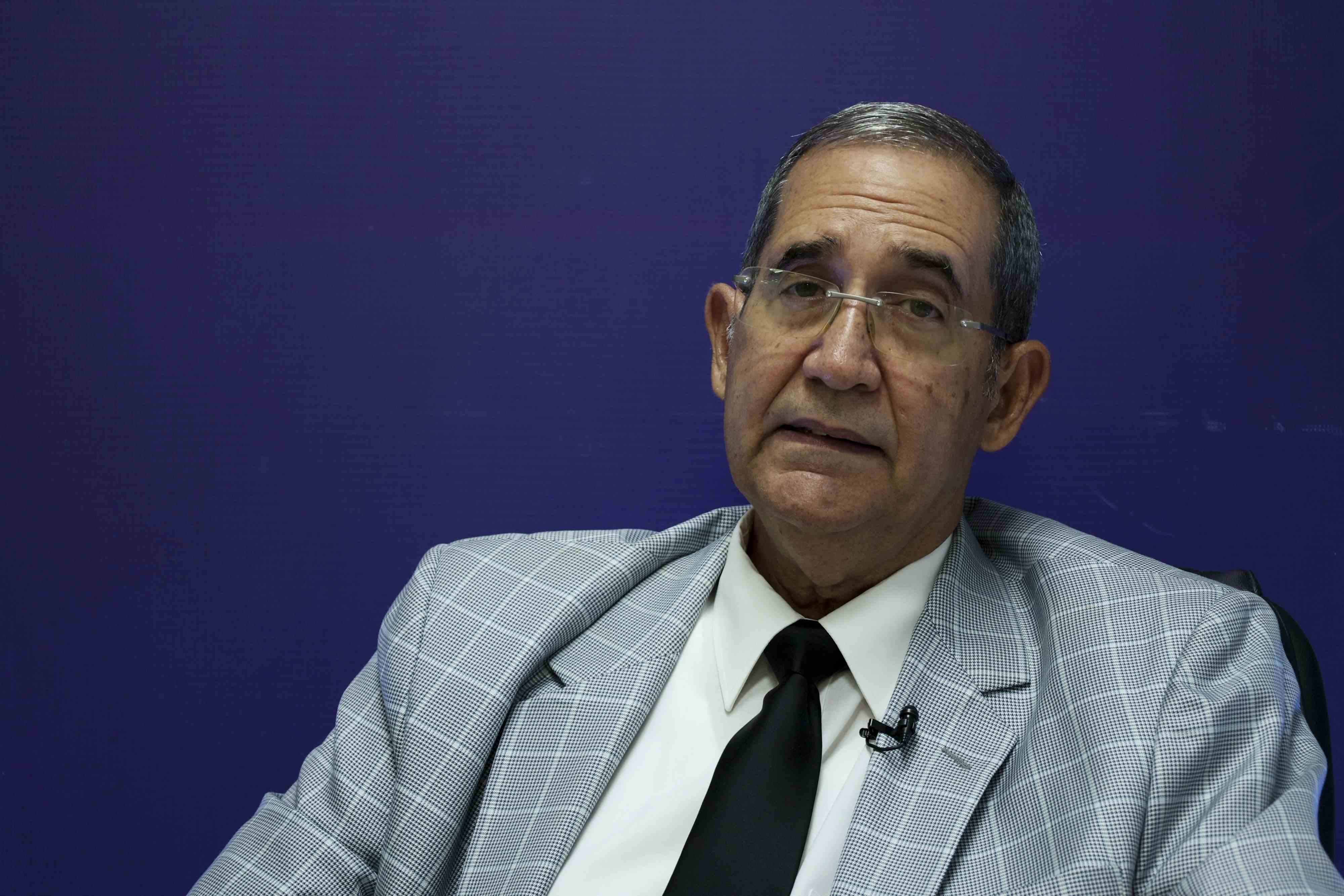 <div><strong>Víctor Joaquín Castellanos Pizano</strong></div><div><br></div><div><i>Juez</i></div><div><br></div><div><br></div>Pensar qué hará después se mantiene en incógnita. Apenas estudia la posibilidad de retornar a la docencia o al bufete de abogados ,”yo todavía no he decidido qué es lo que voy a hacer, seguramente, regresaré a la docencia, fui profesor en el Estado durante 30 años, de manera que voy a regresar a la docencia, tal vez me voy a dedicar a la Constitución Jurídica también, y tengo pendiente varias obras centralizadas, de manera que todavía tengo muchas tareas pendientes”. 