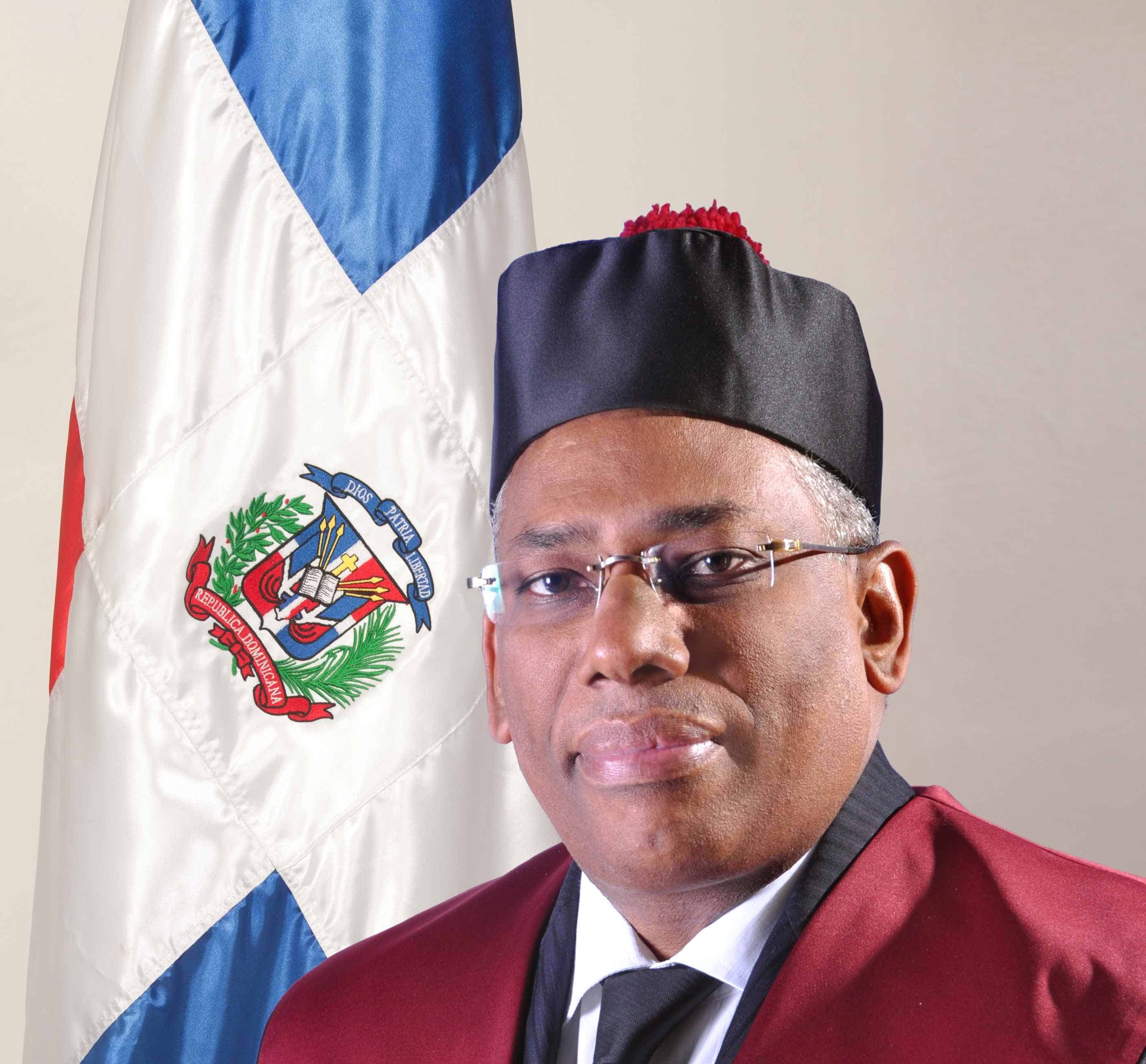 <div><strong>Lino Vásquez Samuel</strong></div><div><br></div><div><i>Juez segundo sustituto </i><br></div><div><br></div><div><br></div>Se ha desempeñado como profesor de postgrado y especialidades en la Pontificia Universidad Madre y Maestra (Pucmm) y la Universidad Autónoma de Santo Domingo (UASD).  Al concluir su estadía en el alto tribunal ya sabe cuál será su próxima ocupación: “Me dedicaré a concluir algunos trabajos doctrinarios y opúsculos pendientes de publicación. Además, ofreceré asistencia legal pro bono a víctimas que no dispongan de recursos económicos donde se evidencie una grosera vulneración a derechos fundamentales. Y, en la medida de las posibilidades, a alguna actividad de pedagogía constitucional”.