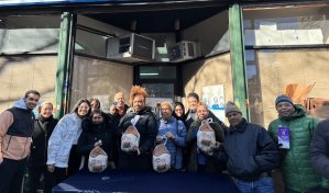 Entregan más de 300 pavos gratis a dominicanos en el Alto Manhattan