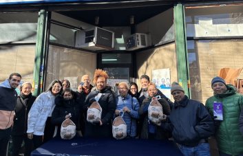Entregan más de 300 pavos gratis a dominicanos en el Alto Manhattan