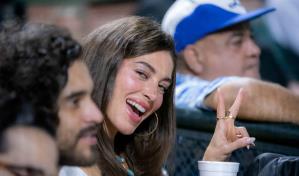Mariana Downing disfruta del juego Licey vs Gigantes en el Estadio Quisqueya