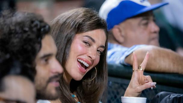 Mariana Downing disfruta del juego Licey vs Gigantes en el Estadio Quisqueya