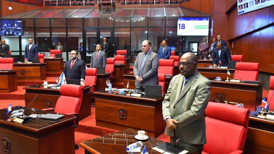 El Senado honra con un minuto de silencio la memoria de fallecidos por lluvias 