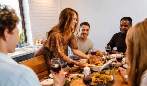 Pavo vegano, amigos y anticolonialismo se cuelan en las mesas de Acción de Gracias en EEUU