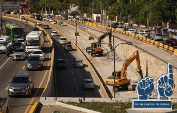 Habilitan lado sur de paso a desnivel en la 27 de Febrero, pero persisten tapones