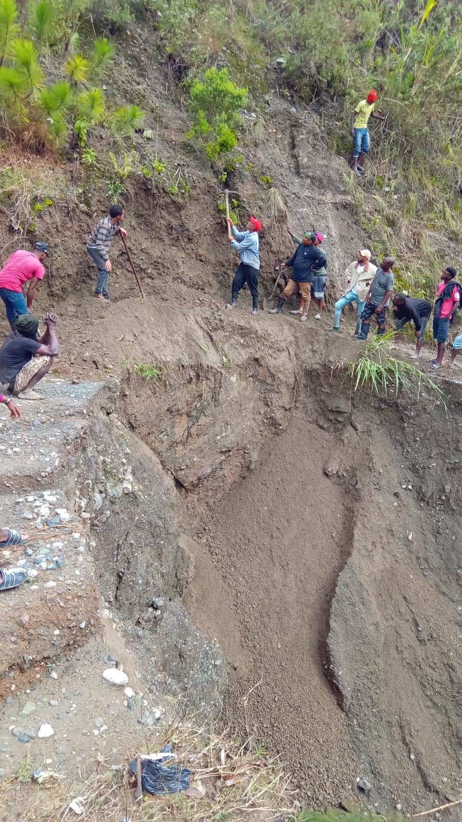 Carretera que comunica a varias comunidades en San José de Ocoa. Agricultores se reunieron para habilitar la vía de acceso a sus predios agrícolas.