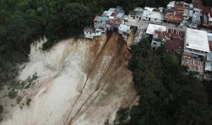 Seis desaparecidos por derrumbe de ladera en capital de Guatemala