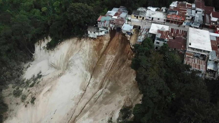Seis desaparecidos por derrumbe de ladera en capital de Guatemala