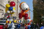 Globos, bandas, celebridades y Santa se dan cita en el desfile de Acción de Gracias de Macys Globos, bandas, celebridades y Santa se dan cita en el desfile de Acción de Gracias de Macys
