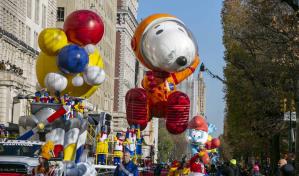 Globos, bandas, celebridades y Santa se dan cita en el desfile de Acción de Gracias de Macys