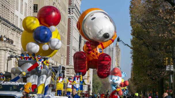 Globos, bandas, celebridades y Santa se dan cita en el desfile de Acción de Gracias de Macys