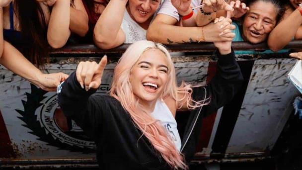 Karol G realiza concierto sorpresa para las reclusas de una cárcel colombiana