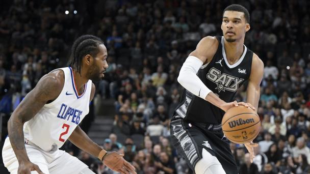 Abucheado por el público, Leonard guía a Clippers a triunfo ante Spurs