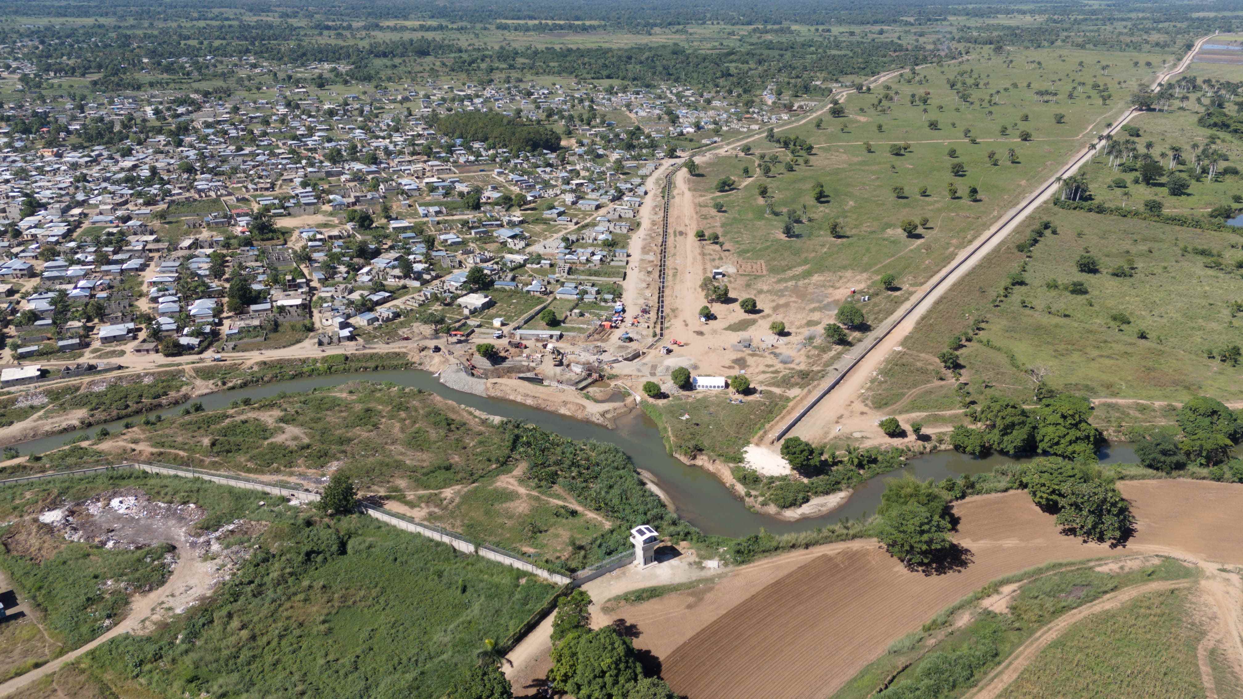 Avances en la construcción de canal de riego en Juana Méndez.