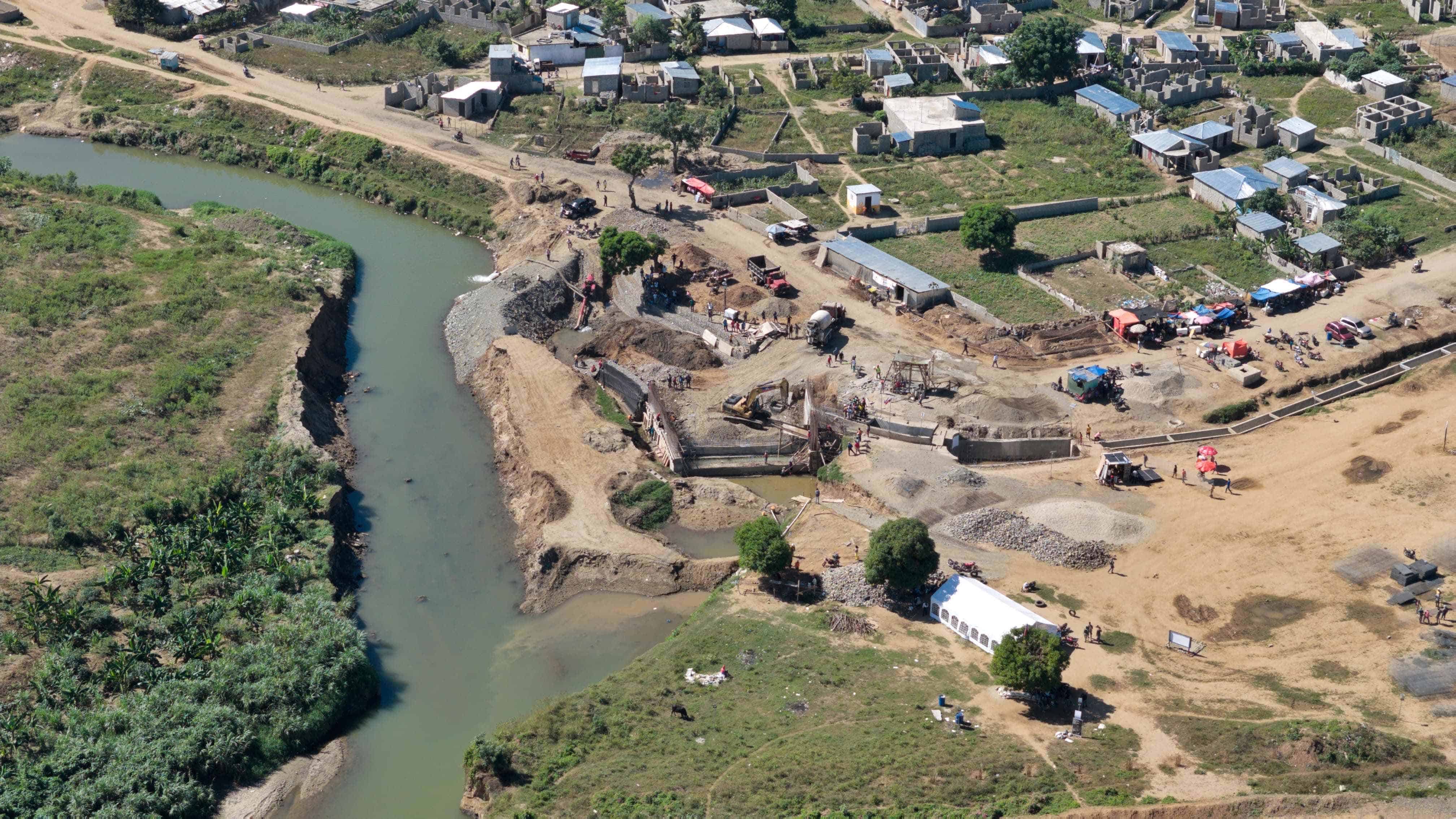 Avances en la construcción de canal de riego en Juana Méndez.