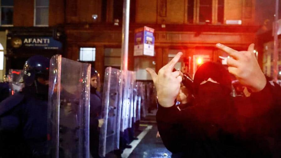Violentas protestas contra inmigrantes en Dublín tras un ataque con cuchillo frente a una escuela